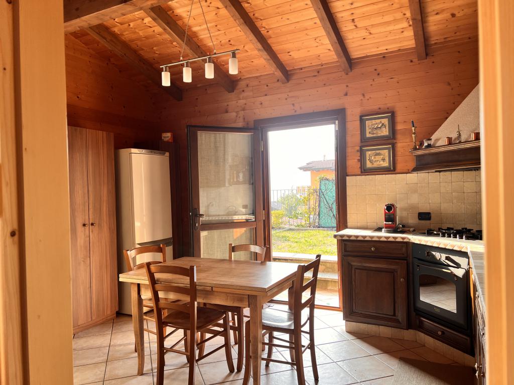 Chalet in legno con giardino e due garage a Centro Valle Intelvi: la casa dei tuoi sogni