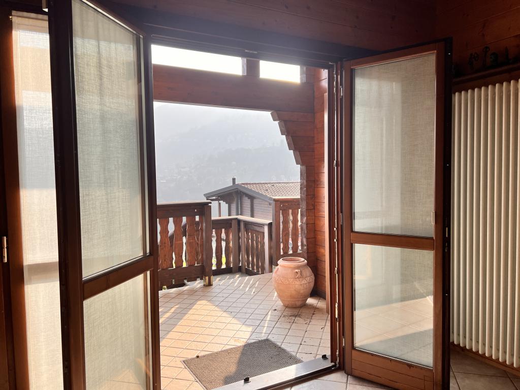 Chalet in legno con giardino a Centro Valle Intelvi: il luogo perfetto per rilassarsi