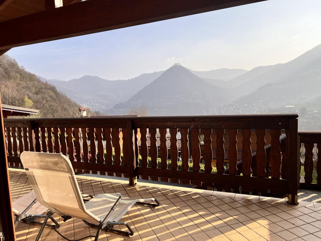 Chalet in legno con giardino e due garage a Centro Valle Intelvi: una residenza da sogno
