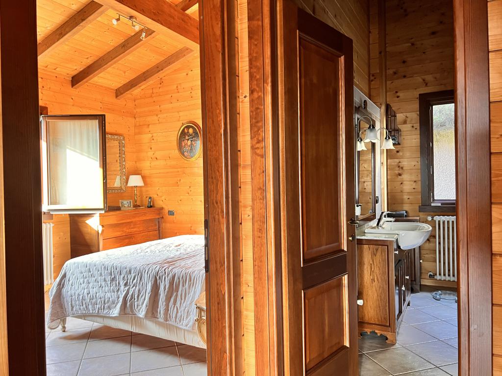 Chalet in legno con 2 camere a Centro Valle Intelvi: vivi la magia della montagna