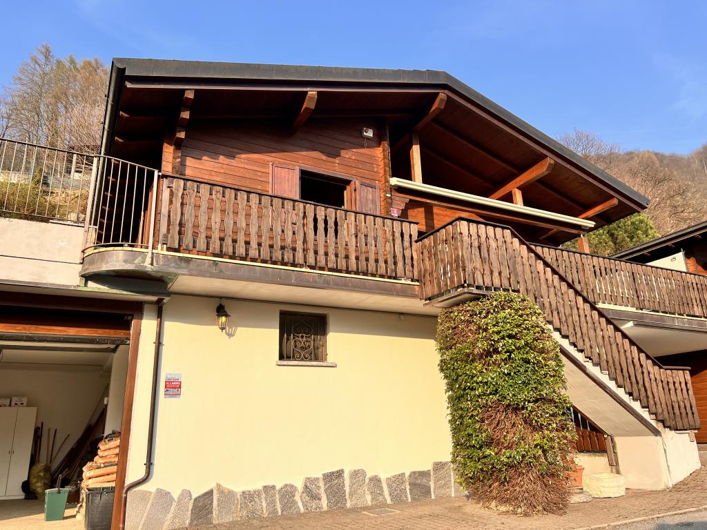 Chalet in legno con giardino a Centro Valle Intelvi: un angolo di paradiso a portata di mano