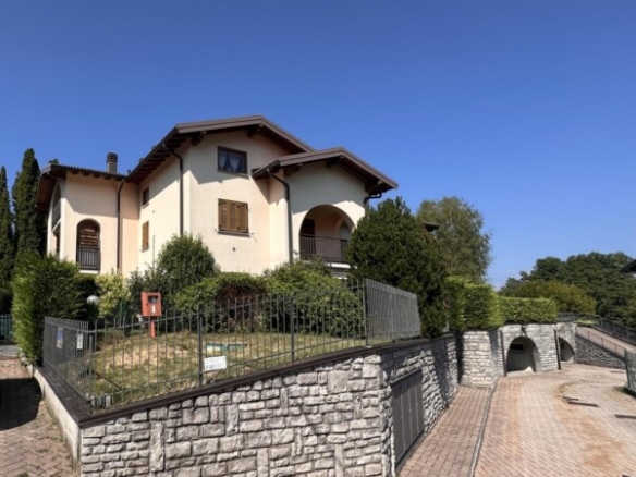 1.-Lanzo-dIntelvi-apartment-with-garage.jpg