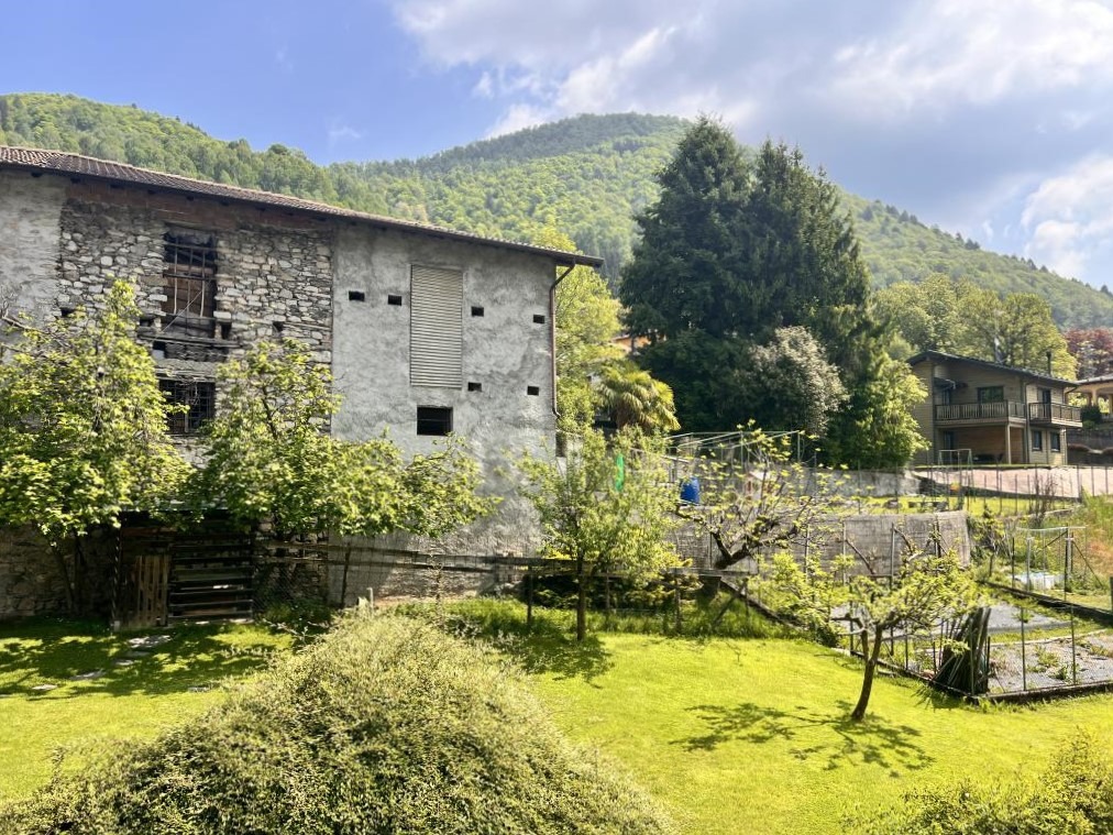 13. Surrounding House for sale San Fedele Intelvi