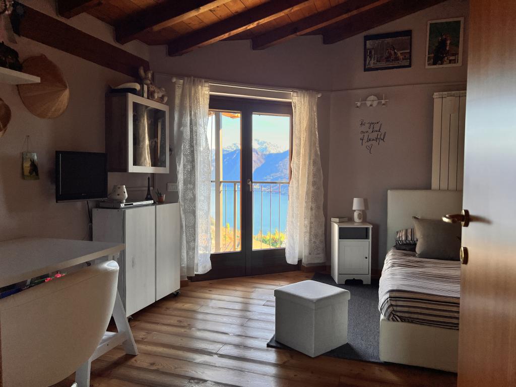 18 house lake como view
