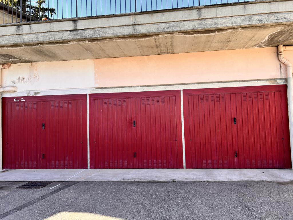 Private garage for 2 cars best deal