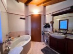 Z. Second and confortable bathroom with bathtube Argegno house for sale