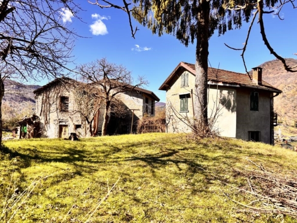 Rustic Home with lake view and land near Argegno