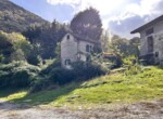 4. House and annexed rustic buinldings near Argegno