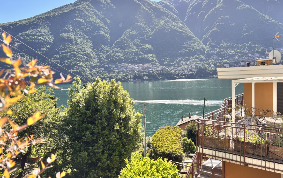 Apartment in Laglio lake view and balconies to be renovated