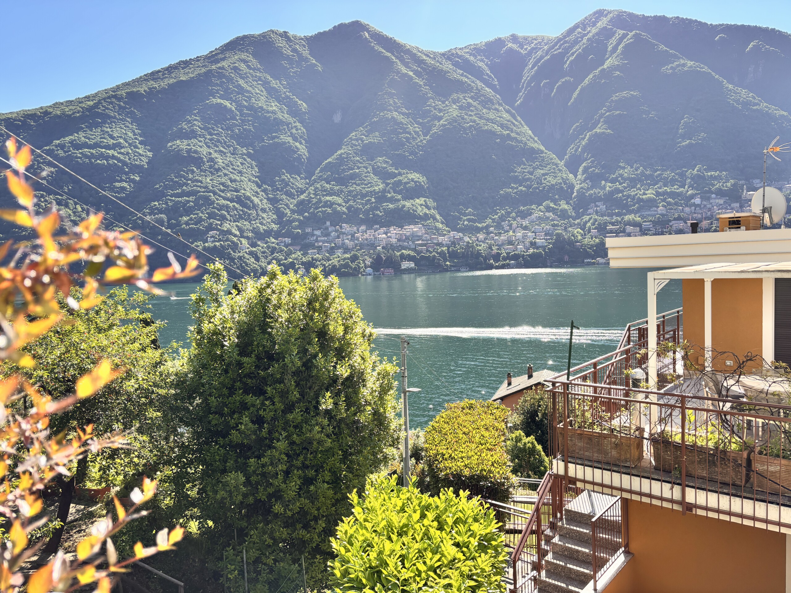 Apartment in Laglio lake view and balconies to be renovated