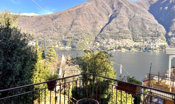 Apartment in Laglio lake view and balconies to be renovated