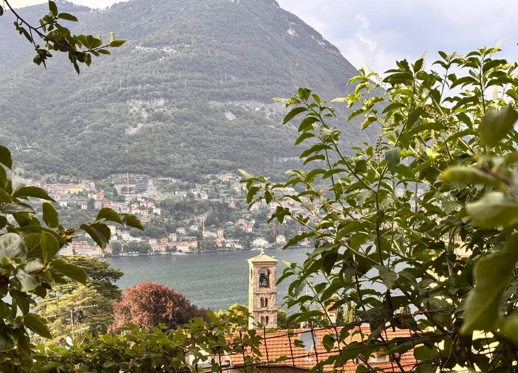 Detached house in Torno with garden and lake view