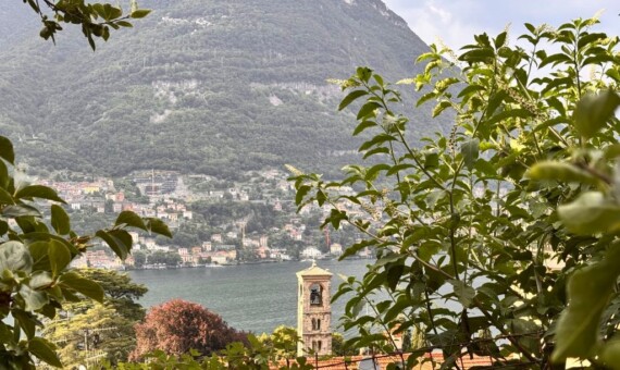 Detached house in Torno with garden and lake view