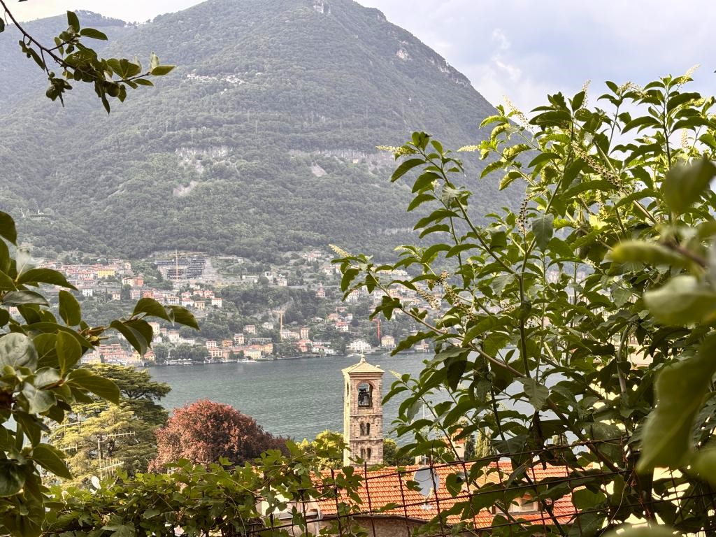 Detached house in Torno with garden and lake view