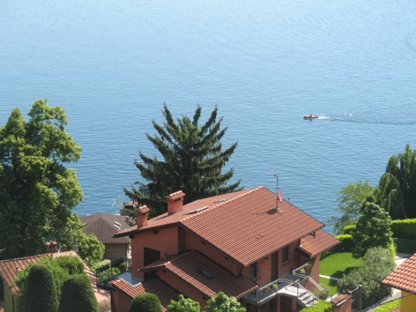 Appartamento Argegno con vista lago e giardino in villa bifamiliare