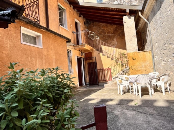 Casa di Borgo a Carate Urio da ristrutturare