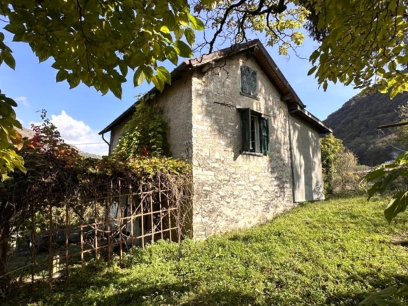 1. Indipendent House Argegno
