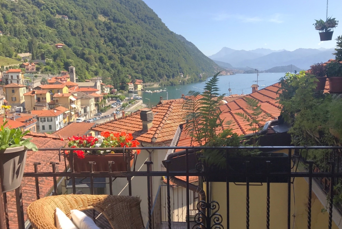 Semi-detached house in Argegno center