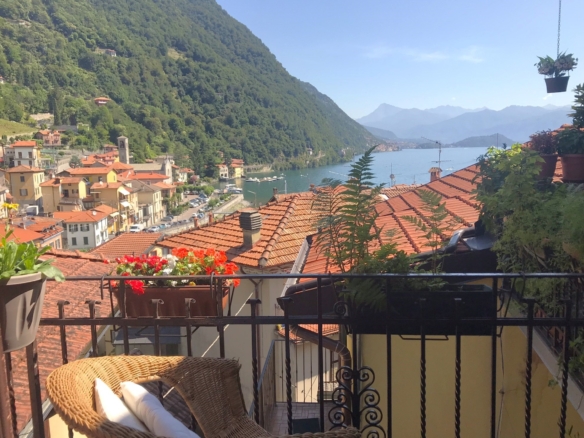 Semi-detached house in Argegno center