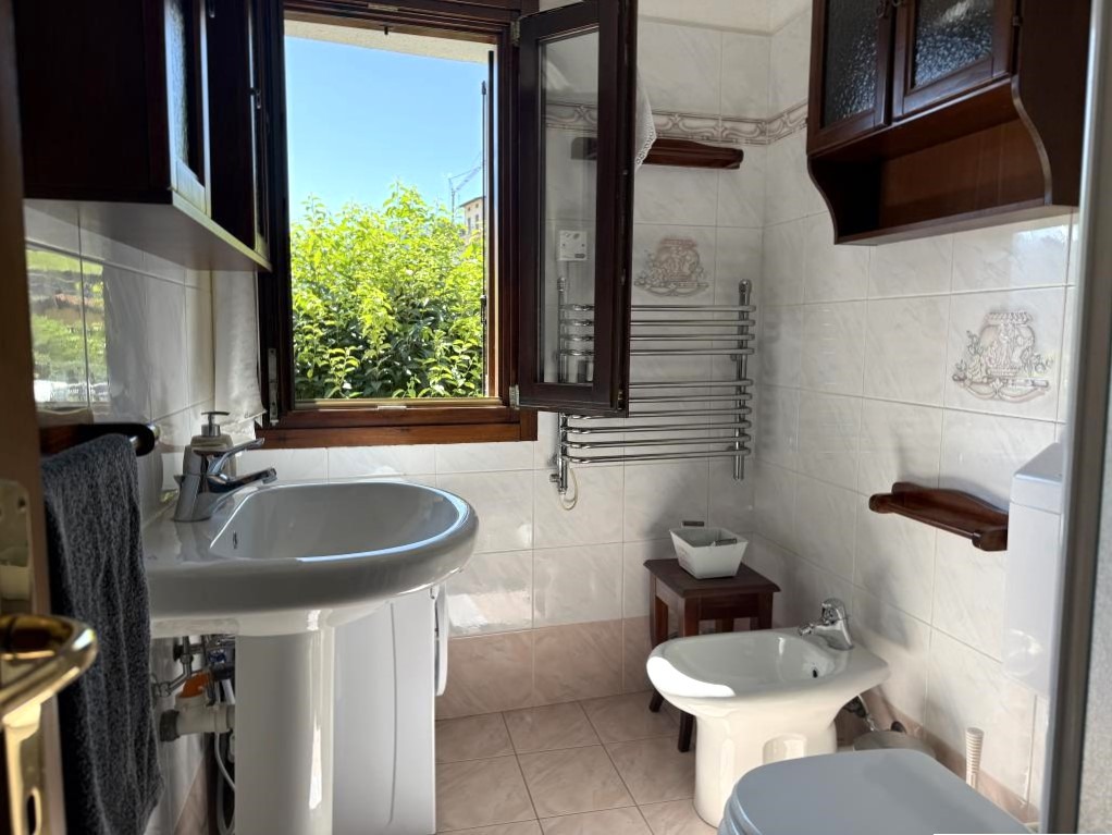 14. Small house on Lake Como in a quiet yet central location for sale