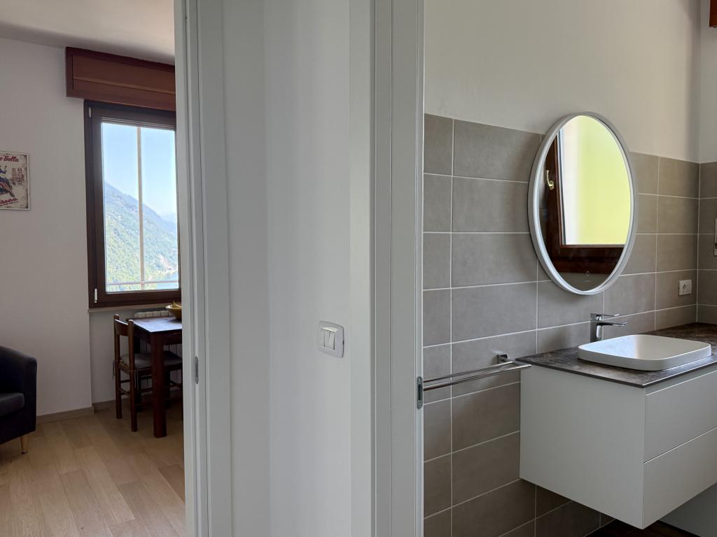 17.-Aprtment-for-sale-in-Argegno-with-modern-bathroom