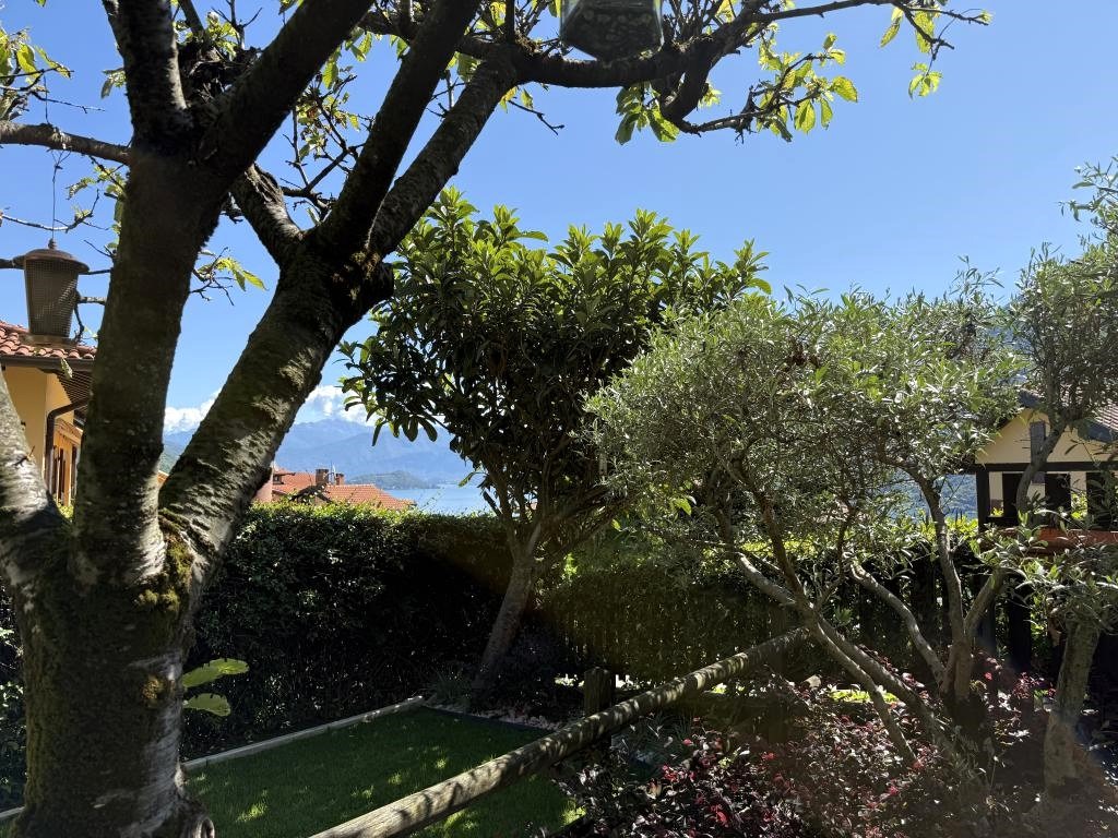 18. Mini house for sale in Argegno ideal for outdoor dining