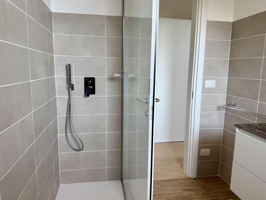 19.-Renovated-bathroom-in-Argegno-apt-for-sale