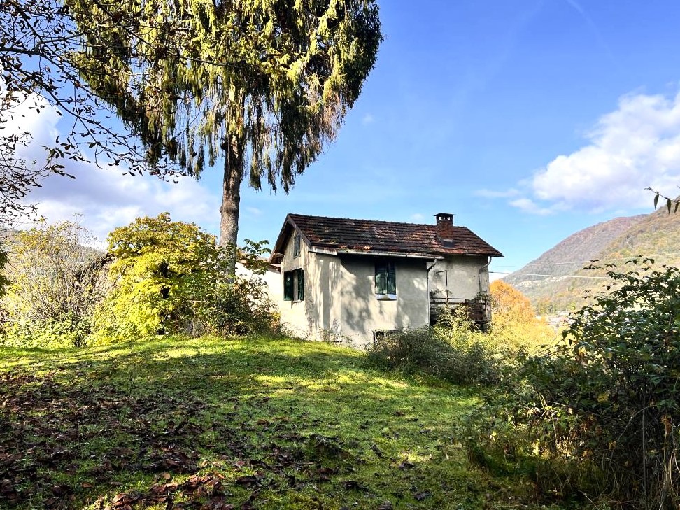 2. indipendent house with lake view and land Argegno