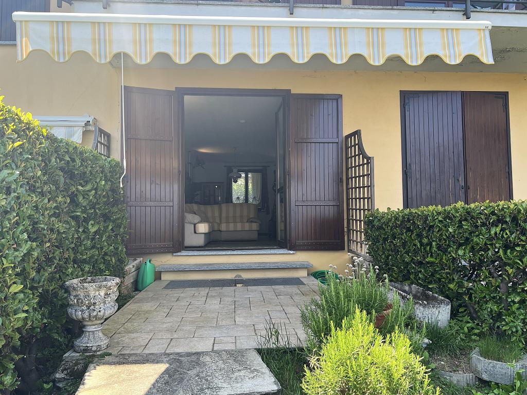 20. Argegno apartment with outdoor area and awning