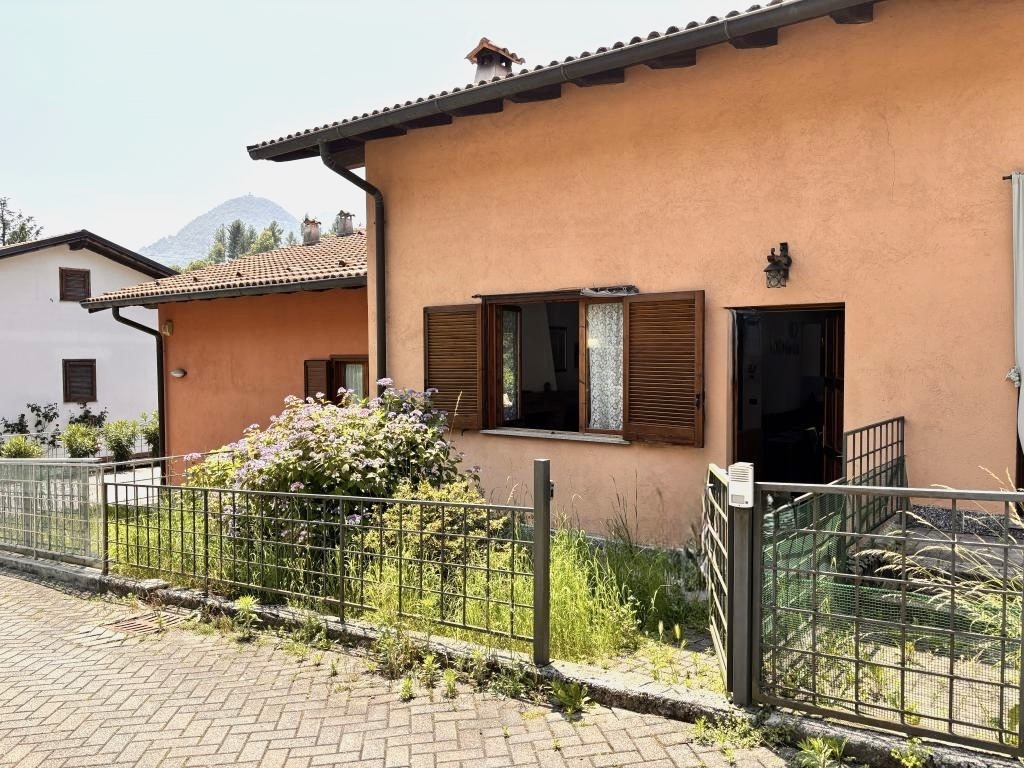 29. Semi-detached house in a residential setting in Castiglione Intelvi