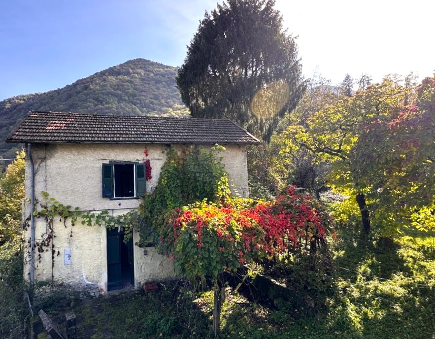 3. Property on two levels with surrounding land Lake Como