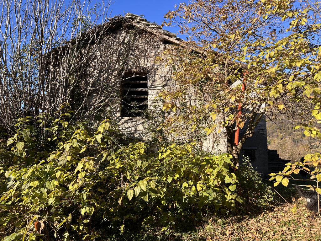 6. Semi detached building to renovate Lake Como