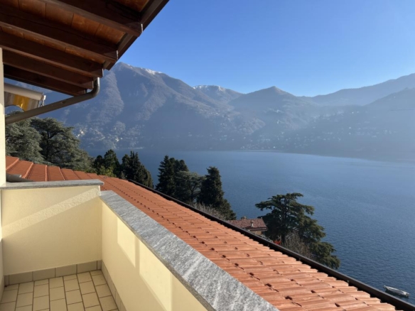 Carate Urio-Appartamento con meravigliosa vista lago e giardino