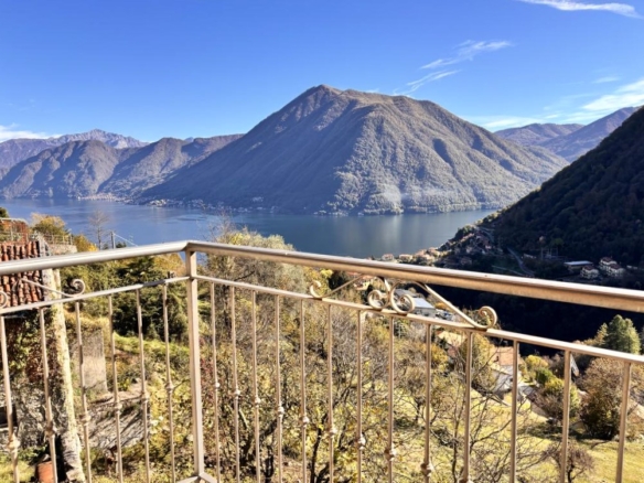 Porzione di casa con bella vista sul lago e montagne