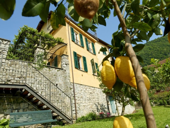 Una casa di borgo dal fascino autentico, con vista sul lago di Como