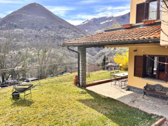 Appartamento a Dizzasco con giardino, vista panoramica e garage