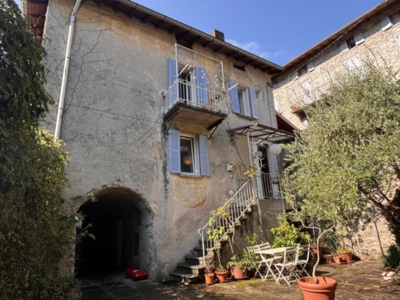 Laglio – Caratteristica casa di borgo con vista lago