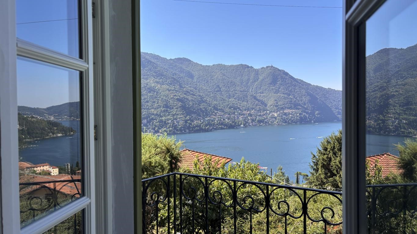 18.. Elegant Villino with lake view Moltrasio