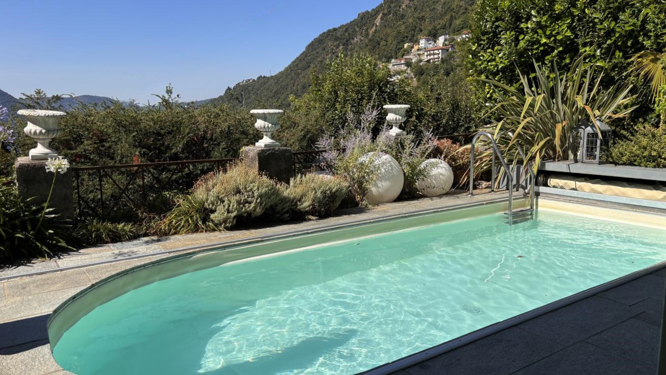 2. Moltrasio detached villa for sale with garden and pool
