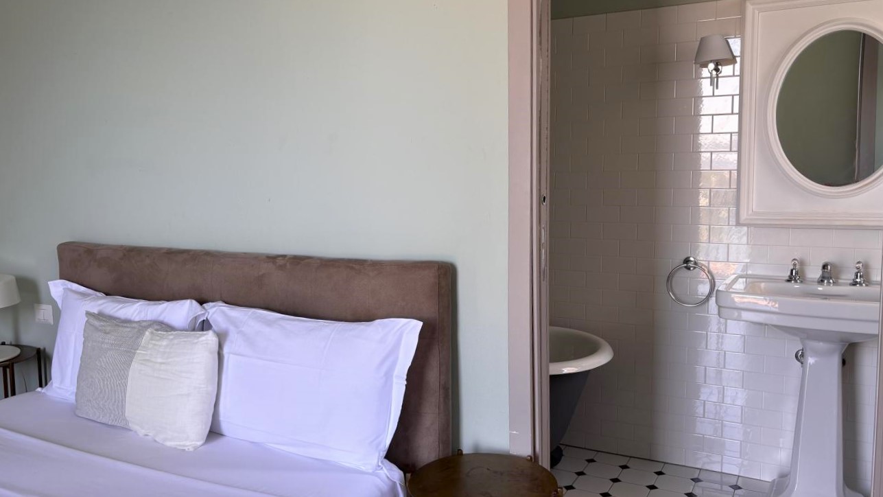 25. Bedroom with en-suite bathroom