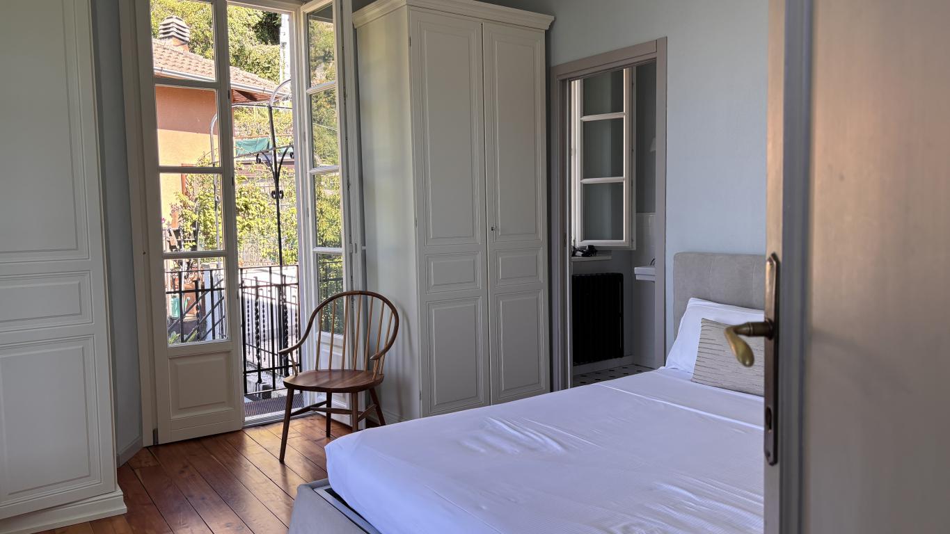 28. Double bedroom with terrace and bathroom