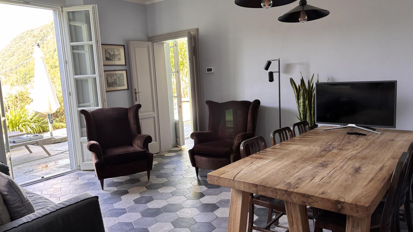 9. well proportioned and bright interiors Moltrasio property for sale